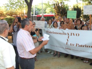 Jorge M. Palma, presidente de la Asociación de Profesores para la Difunsión y Protección del Patrimonio "Ben Baso ", leyó el Manifiesto.