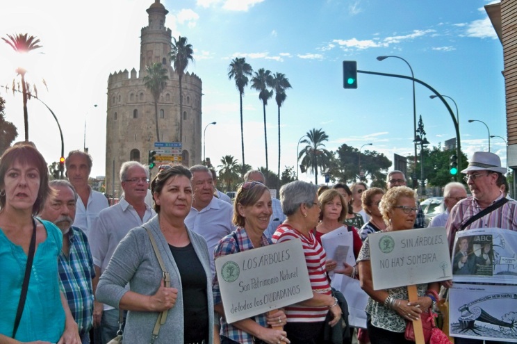 Una vez más, la Sevilla sensible, acudió a la llamada de nuestra Plataforma para defender a los árboles de Sevilla.